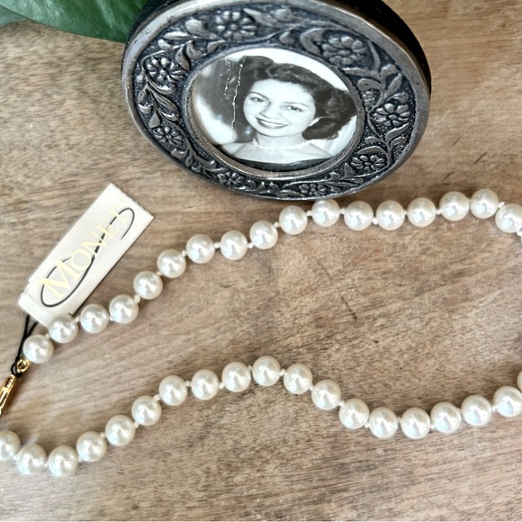 ***SOLD*** Vintage Monet Pearl Necklace - Picture 2 of 4